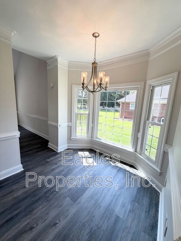 Building Photo - 210 Creekside Dr