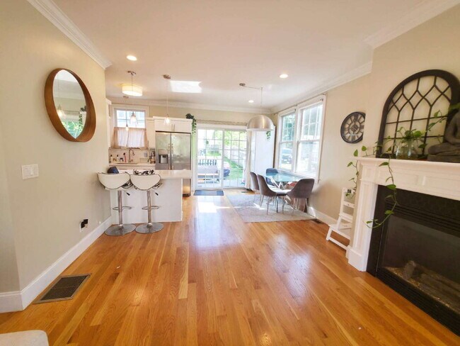 Building Photo - Spacious 3BR End-Unit Townhome with Finished Basement & Tandem Parking
