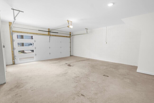 Building Photo - 3038 Edwin Cir