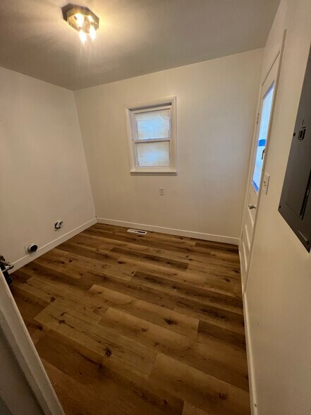 Laundry Room - 1315 W Poplar St