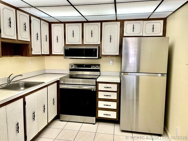 Building Photo - 816 Normandy Ln