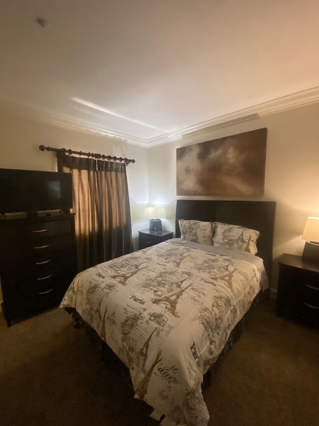 Building Photo - Amazing 2 bedroom furnished condo 1 block ...