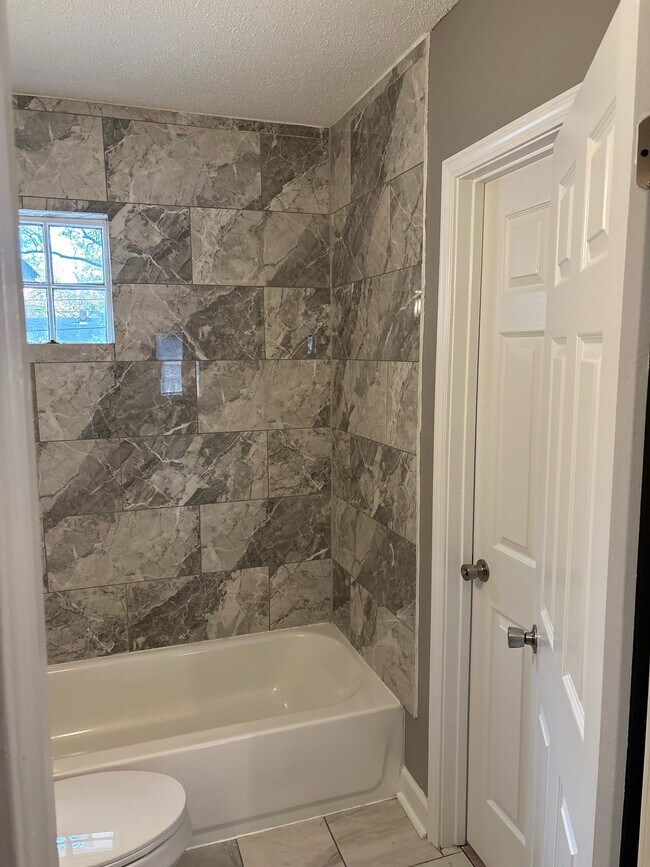 Building Photo - 1495 Marianna St