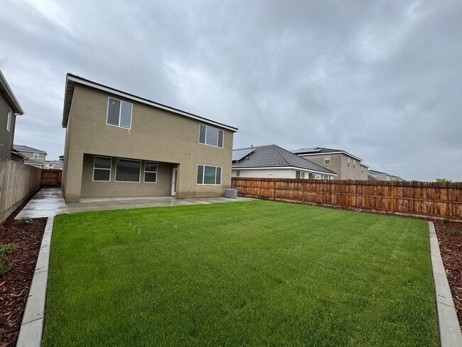 Building Photo - 997 Pioneer Dr W