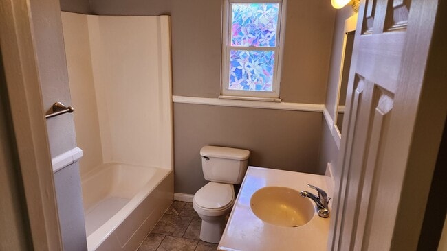 Building Photo - 3 bedroom with bonus room