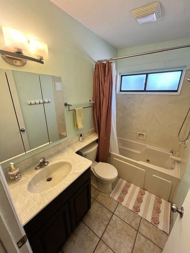 Building Photo - East- 3 bedroom/ 2 bathroom home with sparkling pool!