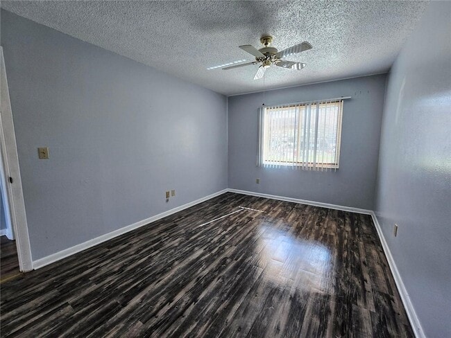 Building Photo - 520 Fairways Cir