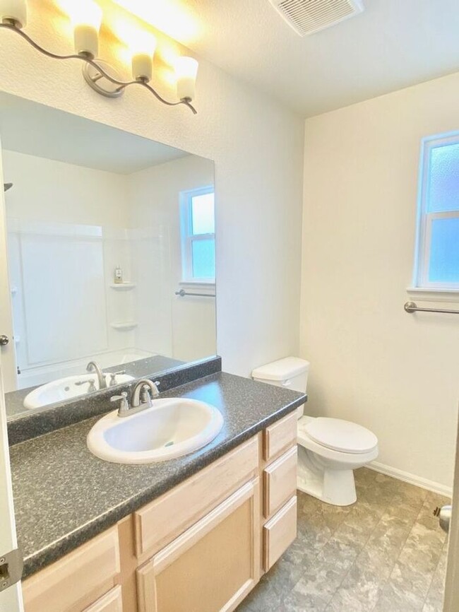 Building Photo - Beautiful 3 Bedroom 2 Bathroom Single Fami...