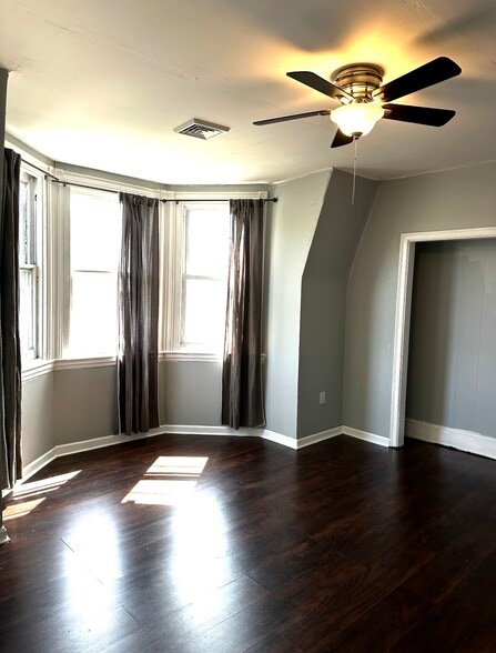 Front bedroom - 4909 Cedar Ave