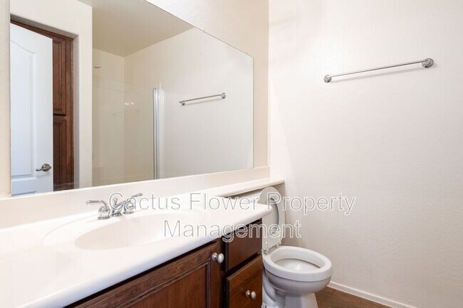 Building Photo - 2721 E Bart St