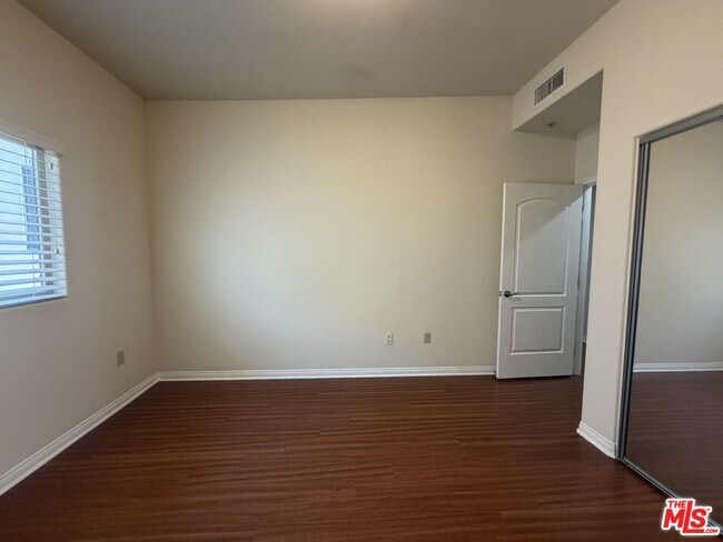 Building Photo - 15024 Magnolia Blvd