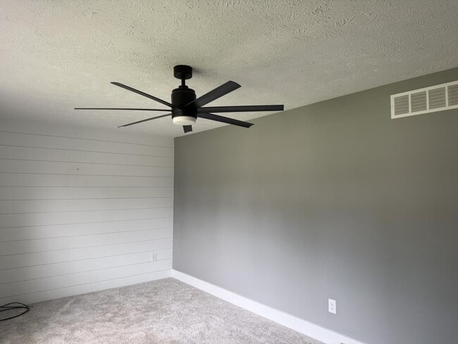 Building Photo - 132 Villard St
