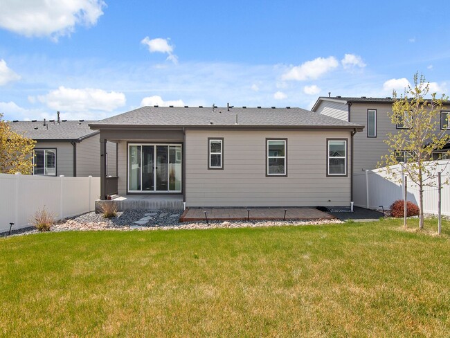Building Photo - Modern Home With Great Amenities Available...