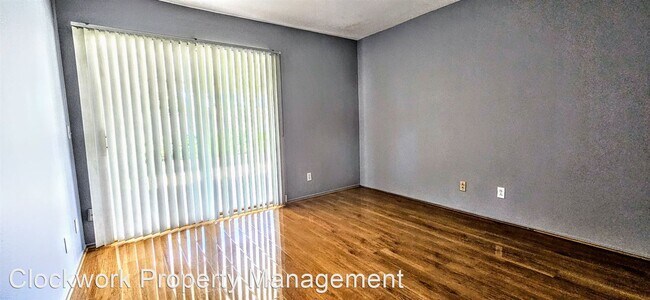 Building Photo - 3 br, 2 bath House - 305 Oakview Dr