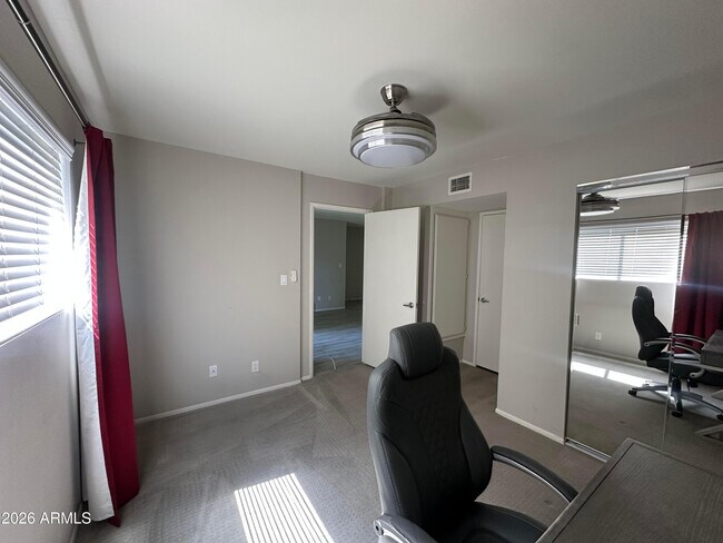 Building Photo - 5525 E Thomas Rd