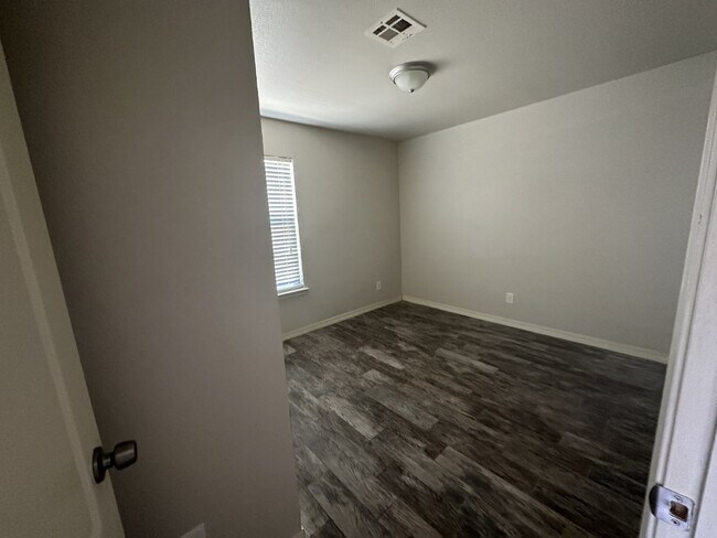 Building Photo - "Modern Comfort in El Paso: Spacious 3-Bed...