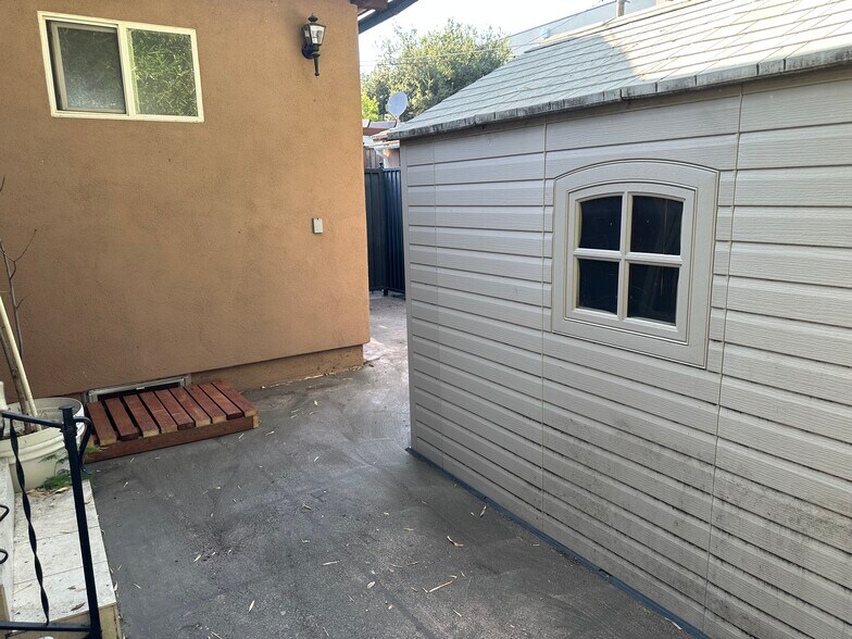 Back area side view storage - 10807 Huston St