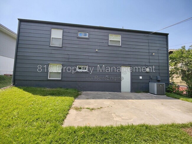 Building Photo - 7941 NE San Rafael Dr