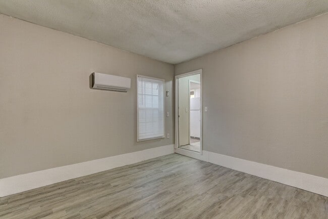 Building Photo - 3 bed 1.5 bath duplex in Midwest City