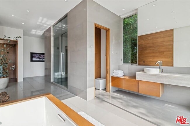 Building Photo - 1232 Sunset Plaza Dr