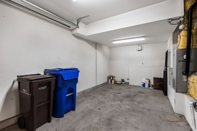Building Photo - Modern 2BD/2BA Townhome w/ Private Yard, G...