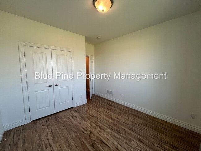 Building Photo - 8426 S Black Hawk Dr