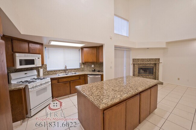 Building Photo - SW-4 bed/3 bath + pool house