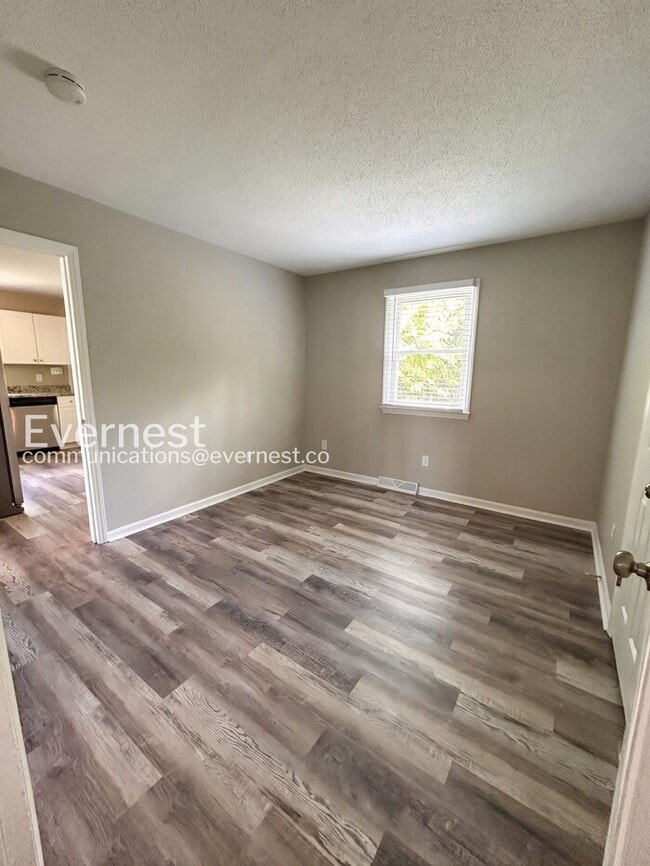 Building Photo - 3 Bed, 1.5 Bath Home with Fenced Yard / Pet-Friendly / Available Now!