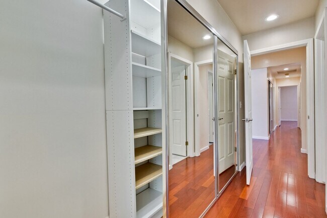 Building Photo - Large single family 4 Bed, 2 1/2 Bath Home...
