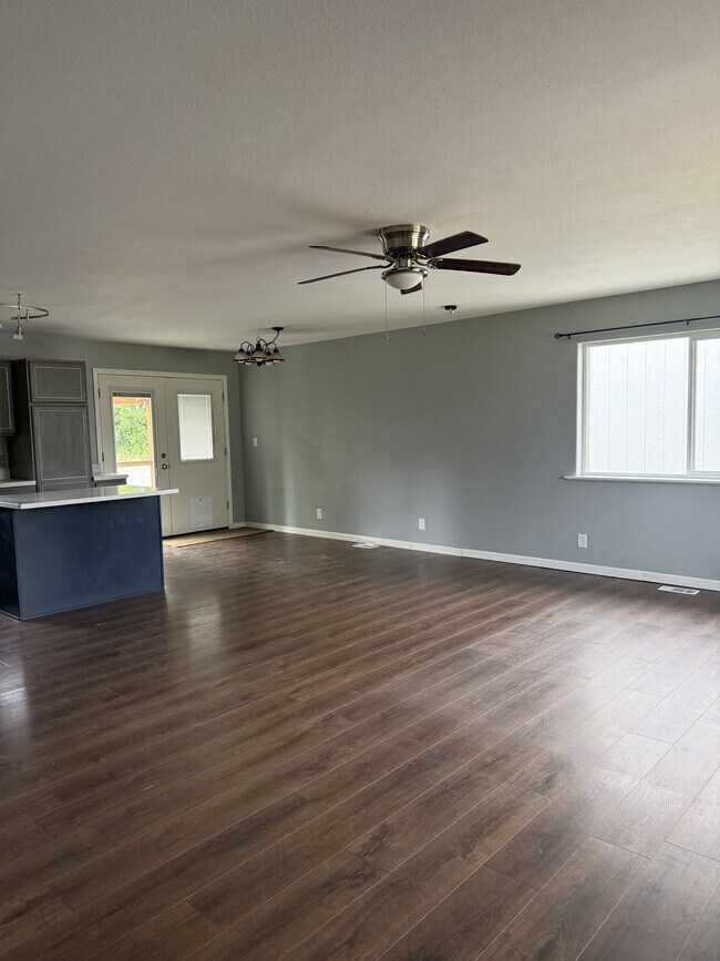 Building Photo - 2150 Bay View Dr