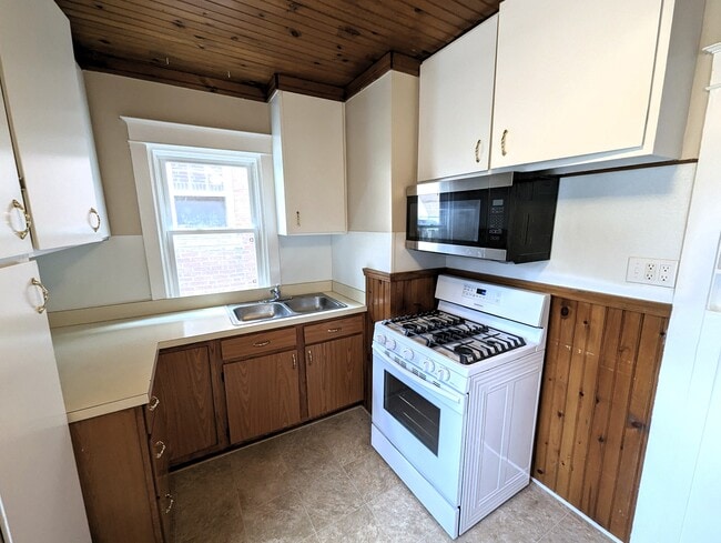 Kitchen - 744 Hamilton St