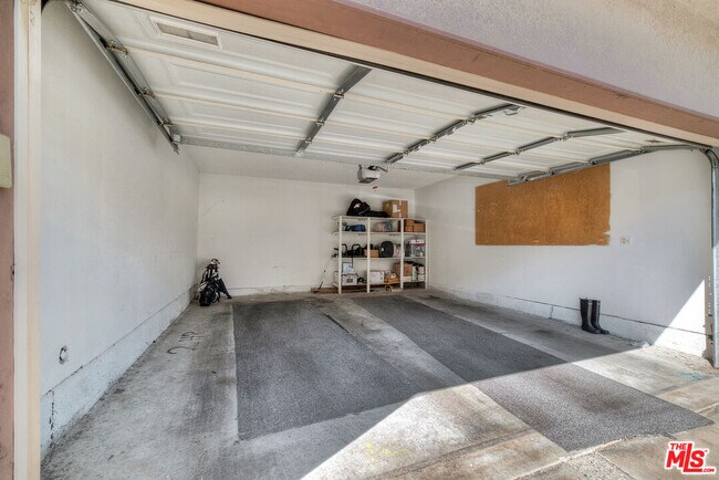 Building Photo - 5624 Las Virgenes Rd