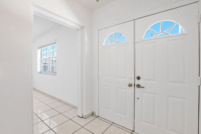 Building Photo - Comfortable 3-Bedroom Multifamily Home in Prime Miami Location