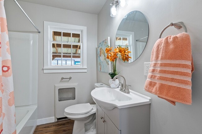 Building Photo - Spacious 4-Bedroom Home in South Capitol O...