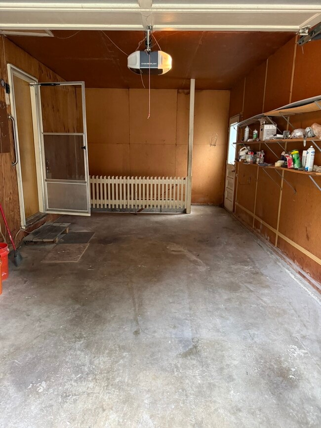 Building Photo - 5546 N Woodland Ave