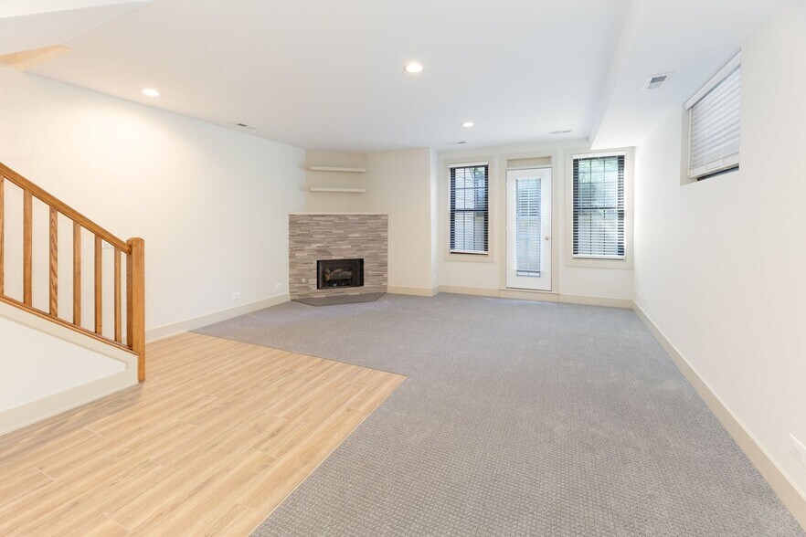 Building Photo - 1320 W Diversey Pky