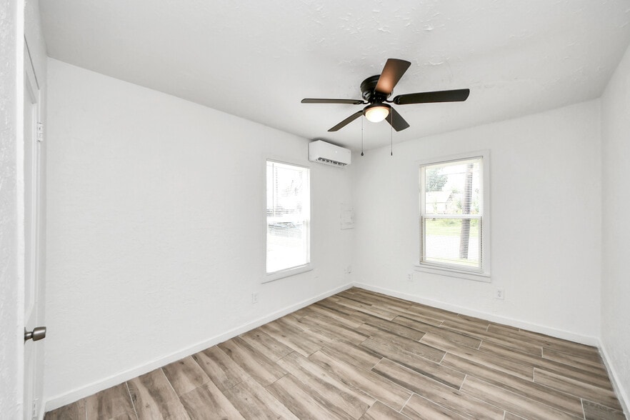 Building Photo - 406 73rd St