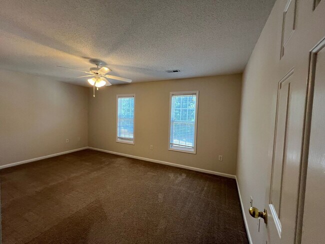 Building Photo - Spacious 2 Bed/2.5 Bath Townhome - Conveni...