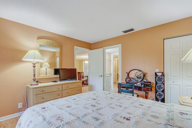 Building Photo - 18081 SE Country Club Dr