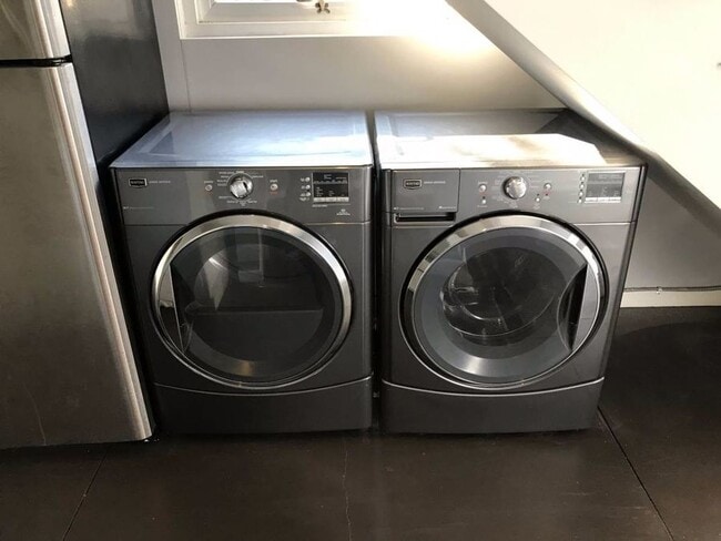 Building Photo - 832.5 Milton St