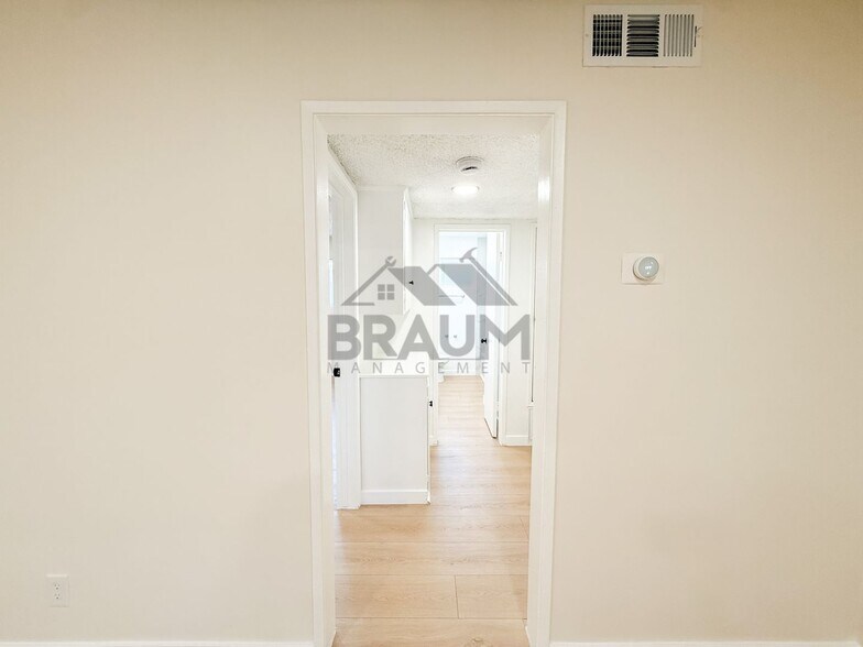 Building Photo - 6041 Whitsett Ave
