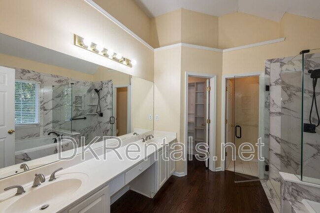 Building Photo - 2433 Gablewood Dr NE