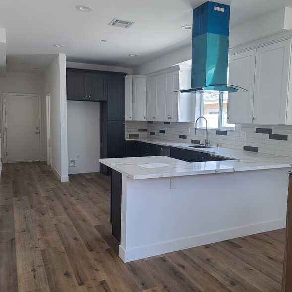 Entertainers Kitchen - 13826 Bessemer St