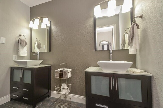 Building Photo - 867 Carlingford Ln