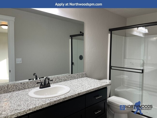 Building Photo - Newer 3 Bedroom 2 Bath Home-Large Fully Fenced Back Yard.