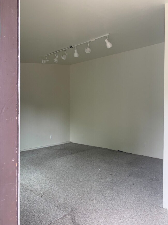 Building Photo - 925 Camino Lindo