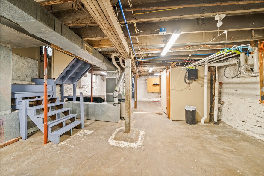 Building Photo - 834 W 39th Ter