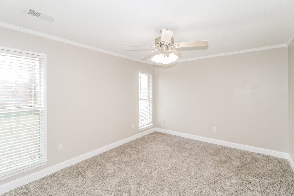 Building Photo - 10125 Oak Run Dr S