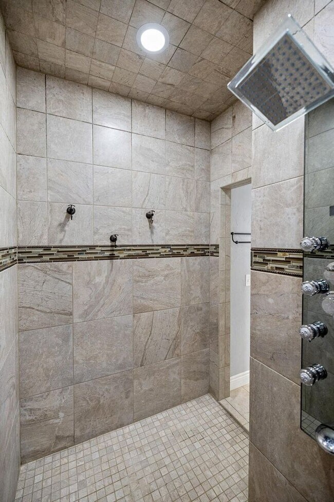 Building Photo - 5 Bedroom Dream Home!