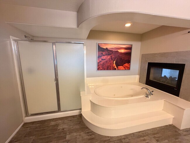 Building Photo - Spacious 5Bdm 3.5Ba Litchfield Park Home in a Small Gated Community